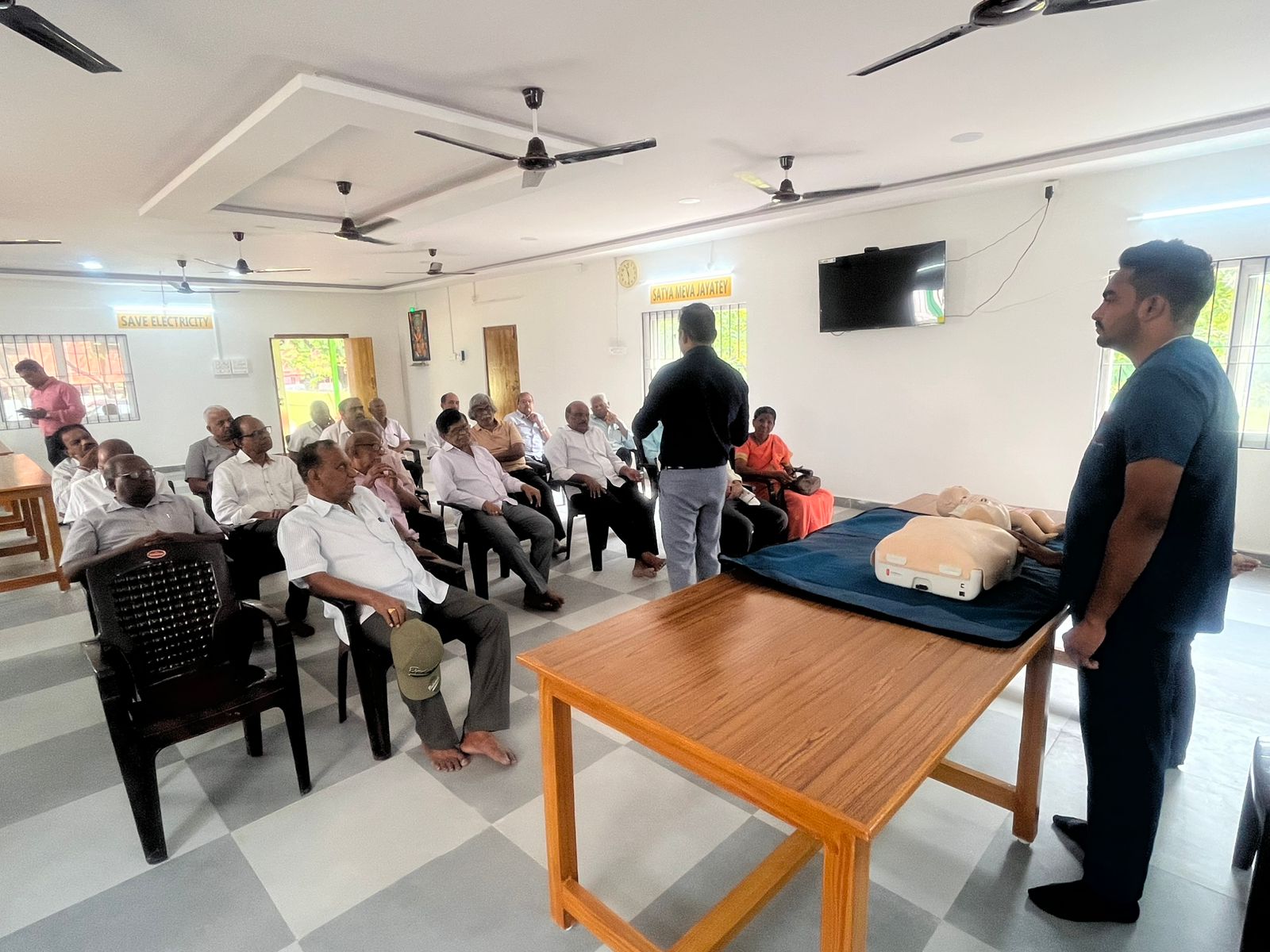 Dr. M Sreedhar Consultant & HOD of Emergency Medicine, Citizen Hospital with Technician.jpeg
  